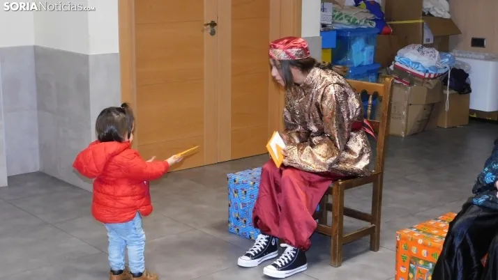 Fotos: los Pajes de los Reyes Magos reciben a decenas de ni&ntilde;os en Golmayo