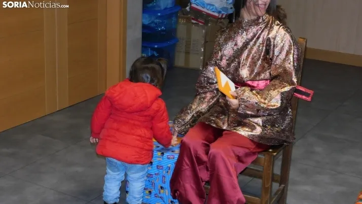 Fotos: los Pajes de los Reyes Magos reciben a decenas de ni&ntilde;os en Golmayo