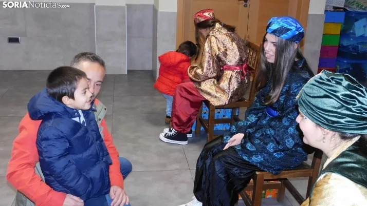 Fotos: los Pajes de los Reyes Magos reciben a decenas de ni&ntilde;os en Golmayo