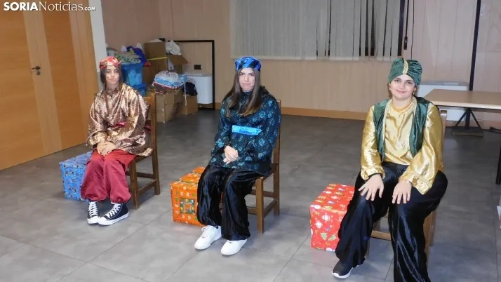 Fotos: los Pajes de los Reyes Magos reciben a decenas de ni&ntilde;os en Golmayo