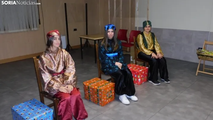Fotos: los Pajes de los Reyes Magos reciben a decenas de ni&ntilde;os en Golmayo