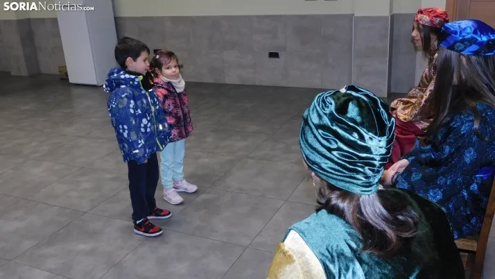 Fotos: los Pajes de los Reyes Magos reciben a decenas de ni&ntilde;os en Golmayo