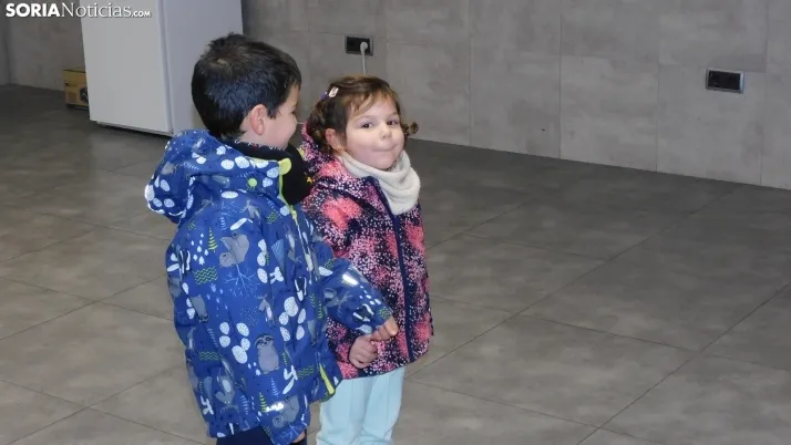 Fotos: los Pajes de los Reyes Magos reciben a decenas de ni&ntilde;os en Golmayo