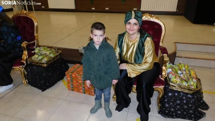 Fotos: los Pajes de los Reyes Magos reciben a decenas de ni&ntilde;os en Golmayo
