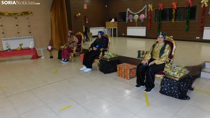 Fotos: los Pajes de los Reyes Magos reciben a decenas de ni&ntilde;os en Golmayo