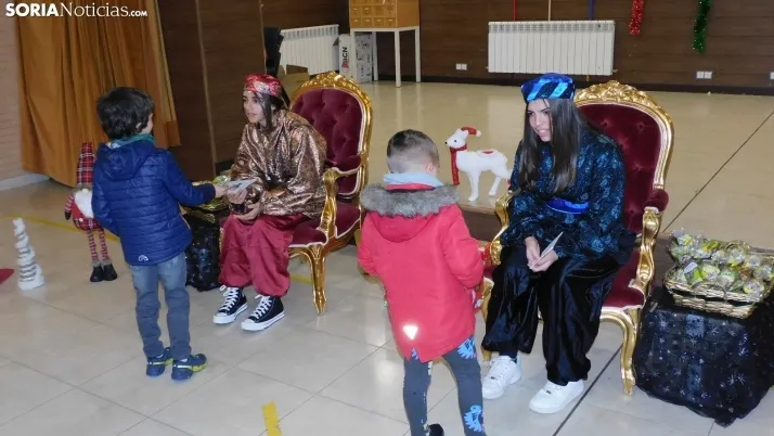 Fotos: los Pajes de los Reyes Magos reciben a decenas de ni&ntilde;os en Golmayo