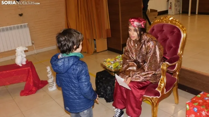 Fotos: los Pajes de los Reyes Magos reciben a decenas de ni&ntilde;os en Golmayo