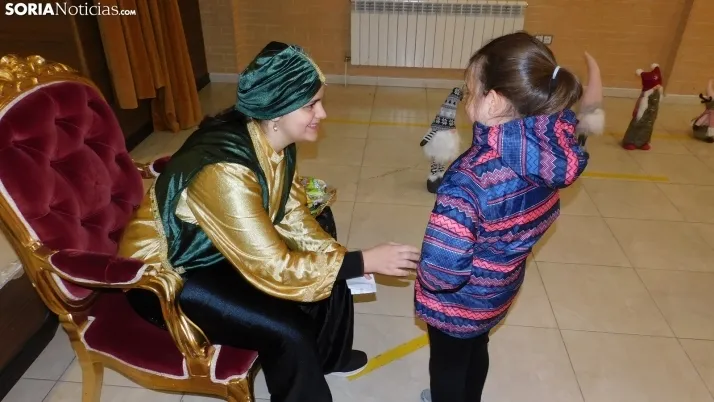 Fotos: los Pajes de los Reyes Magos reciben a decenas de ni&ntilde;os en Golmayo