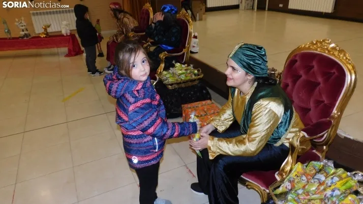 Fotos: los Pajes de los Reyes Magos reciben a decenas de ni&ntilde;os en Golmayo