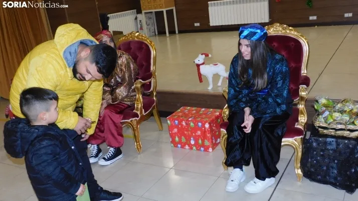 Fotos: los Pajes de los Reyes Magos reciben a decenas de ni&ntilde;os en Golmayo