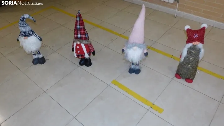 Fotos: los Pajes de los Reyes Magos reciben a decenas de ni&ntilde;os en Golmayo