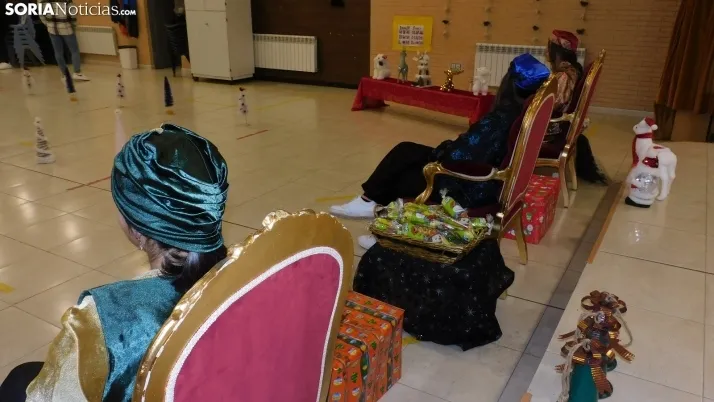 Fotos: los Pajes de los Reyes Magos reciben a decenas de ni&ntilde;os en Golmayo