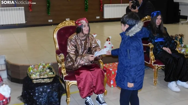Fotos: los Pajes de los Reyes Magos reciben a decenas de ni&ntilde;os en Golmayo