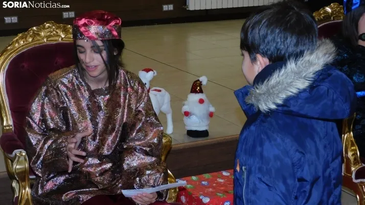 Fotos: los Pajes de los Reyes Magos reciben a decenas de ni&ntilde;os en Golmayo