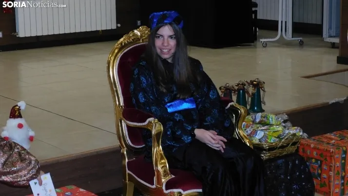 Fotos: los Pajes de los Reyes Magos reciben a decenas de ni&ntilde;os en Golmayo