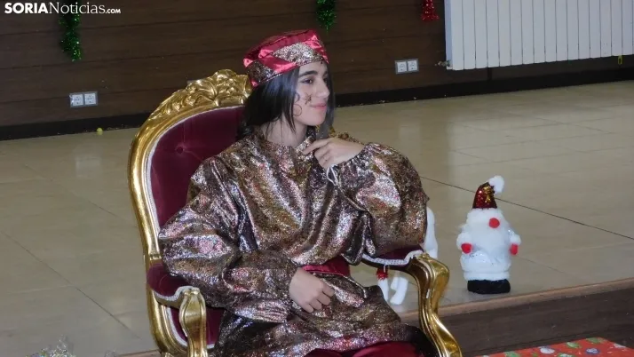Fotos: los Pajes de los Reyes Magos reciben a decenas de ni&ntilde;os en Golmayo