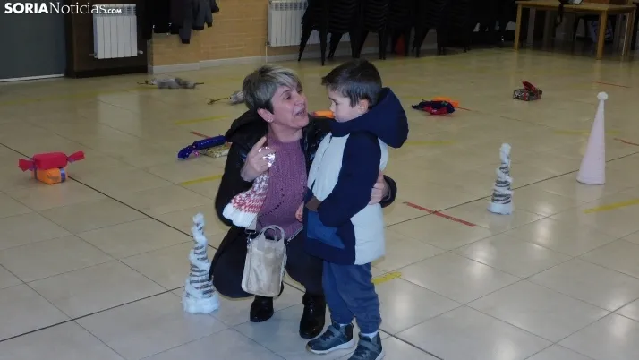 Fotos: los Pajes de los Reyes Magos reciben a decenas de ni&ntilde;os en Golmayo