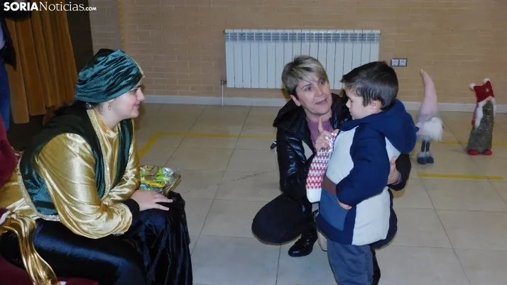 Fotos: los Pajes de los Reyes Magos reciben a decenas de ni&ntilde;os en Golmayo