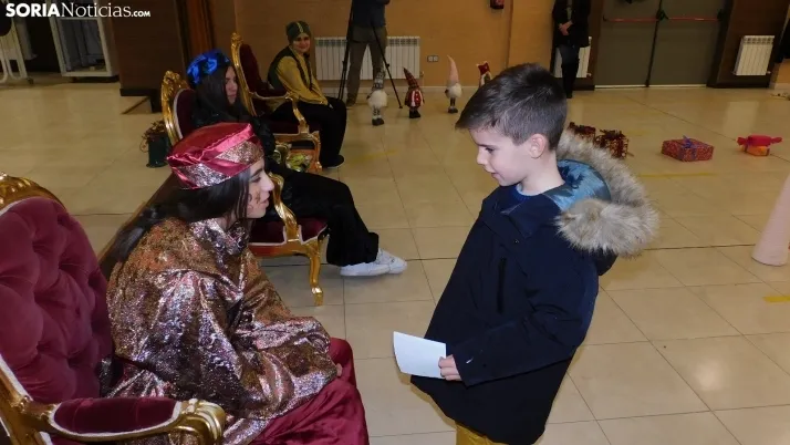 Fotos: los Pajes de los Reyes Magos reciben a decenas de ni&ntilde;os en Golmayo