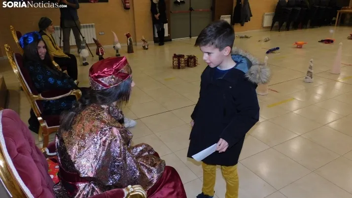 Fotos: los Pajes de los Reyes Magos reciben a decenas de ni&ntilde;os en Golmayo
