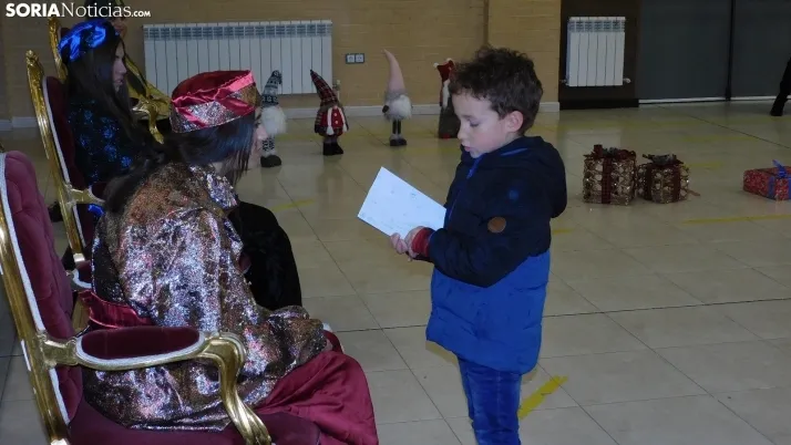 Fotos: los Pajes de los Reyes Magos reciben a decenas de ni&ntilde;os en Golmayo