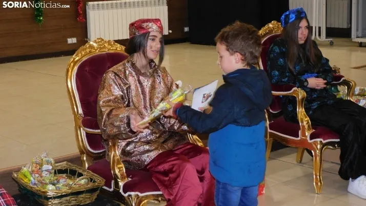 Fotos: los Pajes de los Reyes Magos reciben a decenas de ni&ntilde;os en Golmayo