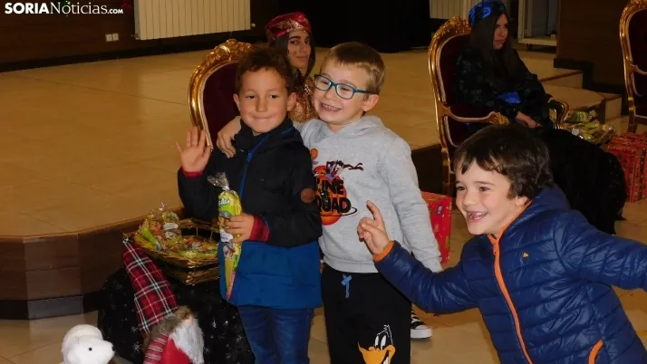 Fotos: los Pajes de los Reyes Magos reciben a decenas de ni&ntilde;os en Golmayo