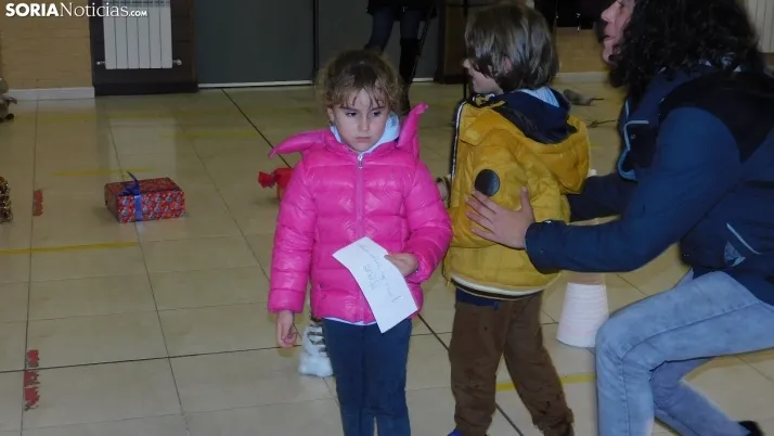 Fotos: los Pajes de los Reyes Magos reciben a decenas de ni&ntilde;os en Golmayo