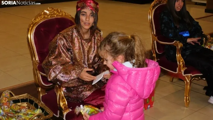 Fotos: los Pajes de los Reyes Magos reciben a decenas de ni&ntilde;os en Golmayo