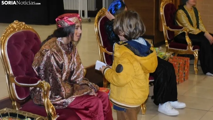 Fotos: los Pajes de los Reyes Magos reciben a decenas de ni&ntilde;os en Golmayo