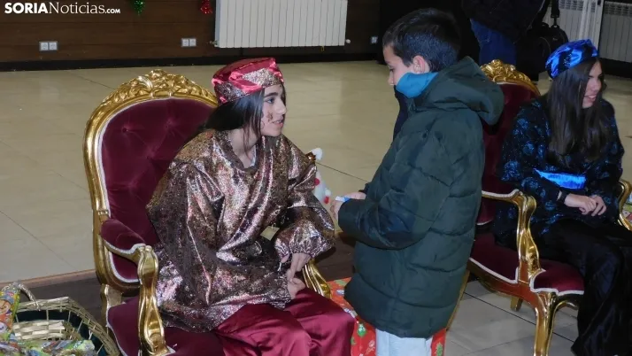 Fotos: los Pajes de los Reyes Magos reciben a decenas de ni&ntilde;os en Golmayo