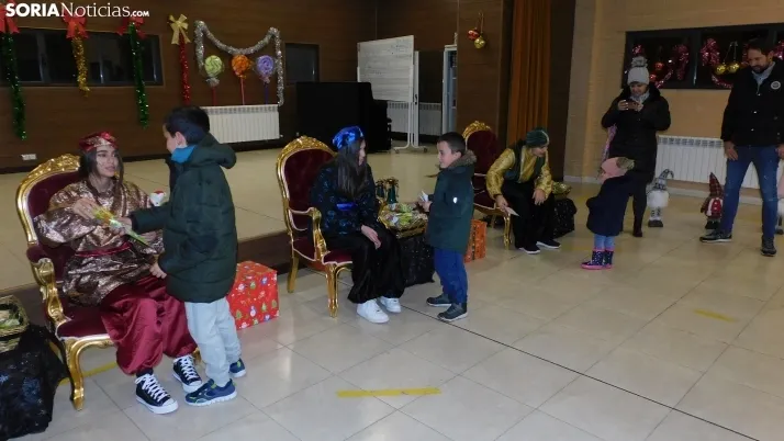 Fotos: los Pajes de los Reyes Magos reciben a decenas de ni&ntilde;os en Golmayo