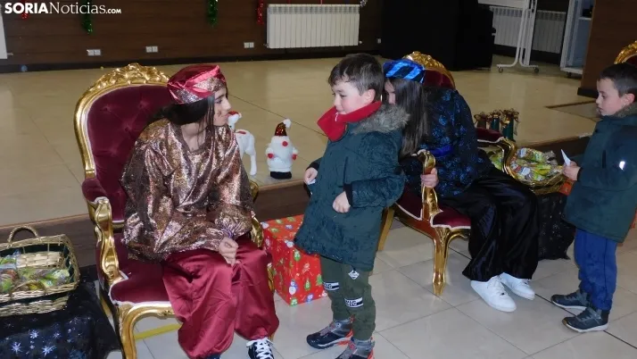 Fotos: los Pajes de los Reyes Magos reciben a decenas de ni&ntilde;os en Golmayo