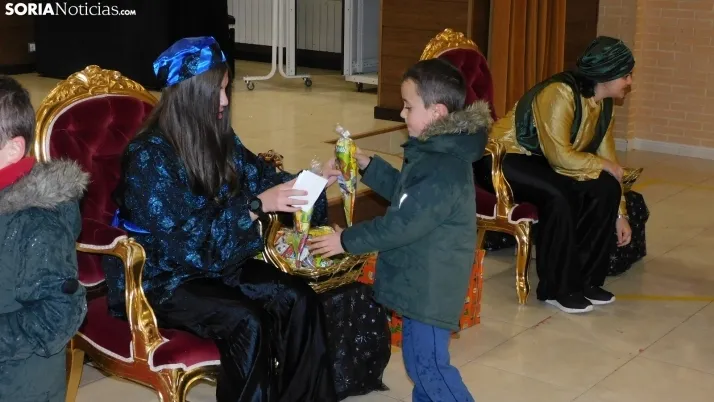 Fotos: los Pajes de los Reyes Magos reciben a decenas de ni&ntilde;os en Golmayo