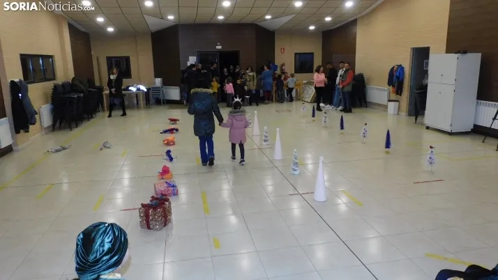 Fotos: los Pajes de los Reyes Magos reciben a decenas de ni&ntilde;os en Golmayo
