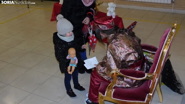 Fotos: los Pajes de los Reyes Magos reciben a decenas de ni&ntilde;os en Golmayo