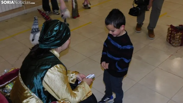 Fotos: los Pajes de los Reyes Magos reciben a decenas de ni&ntilde;os en Golmayo
