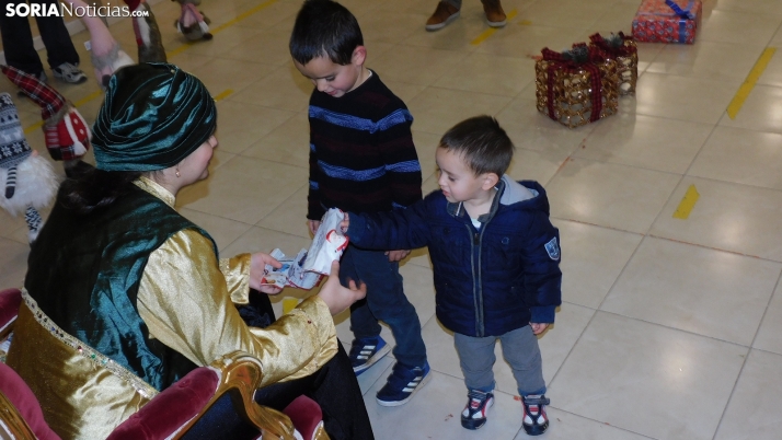Fotos: los Pajes de los Reyes Magos reciben a decenas de ni&ntilde;os en Golmayo