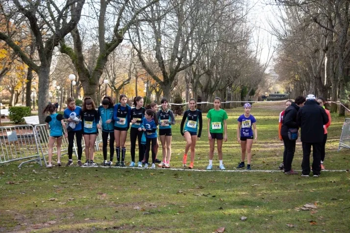 Im&aacute;genes: cientos de escolares en el cross Alameda de Cervantes