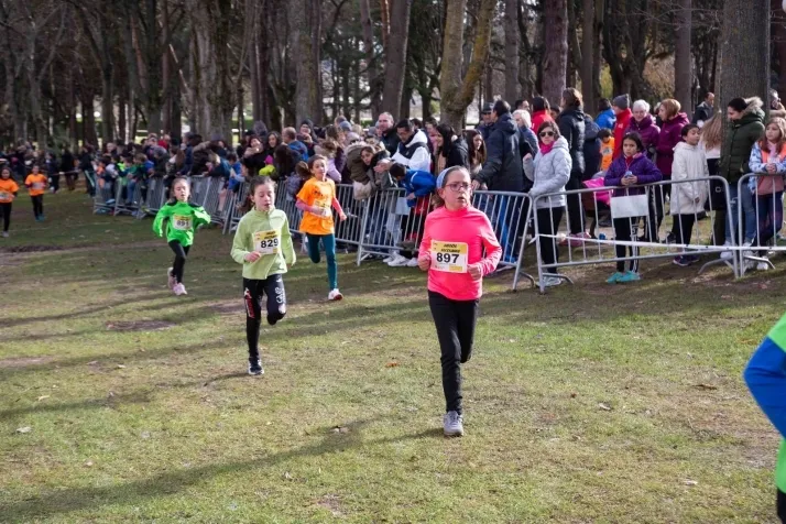 Im&aacute;genes: cientos de escolares en el cross Alameda de Cervantes