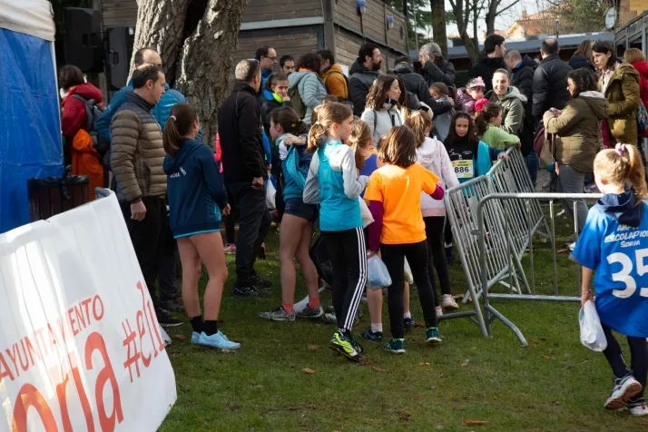 Im&aacute;genes: cientos de escolares en el cross Alameda de Cervantes