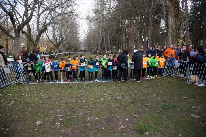 Im&aacute;genes: cientos de escolares en el cross Alameda de Cervantes