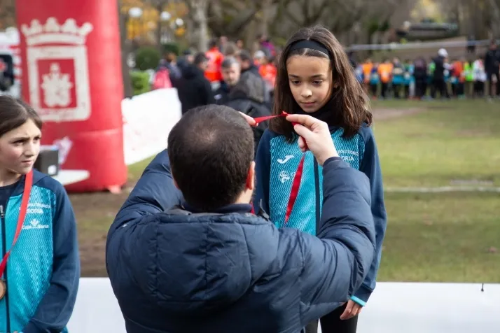 Im&aacute;genes: cientos de escolares en el cross Alameda de Cervantes