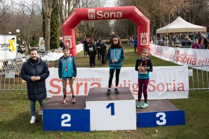 Im&aacute;genes: cientos de escolares en el cross Alameda de Cervantes