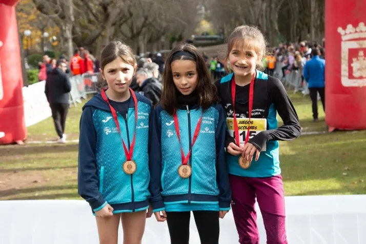 Im&aacute;genes: cientos de escolares en el cross Alameda de Cervantes