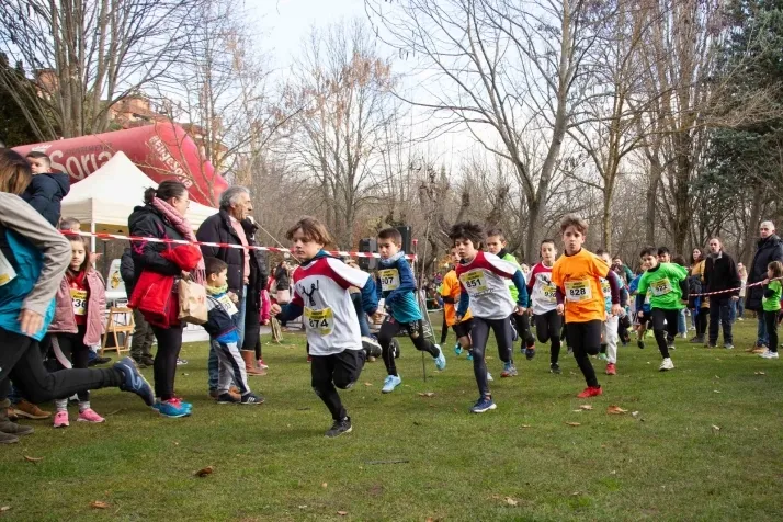 Im&aacute;genes: cientos de escolares en el cross Alameda de Cervantes