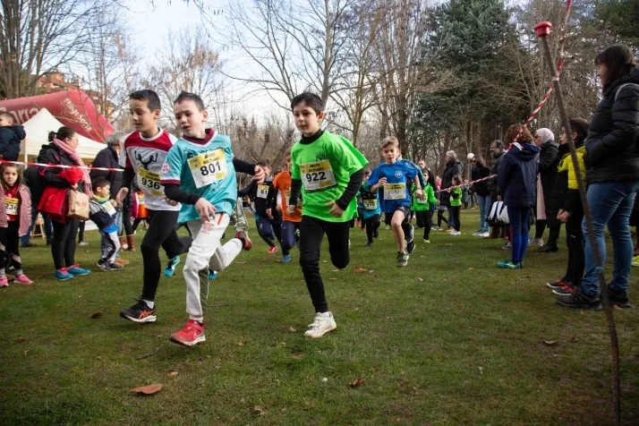 Im&aacute;genes: cientos de escolares en el cross Alameda de Cervantes