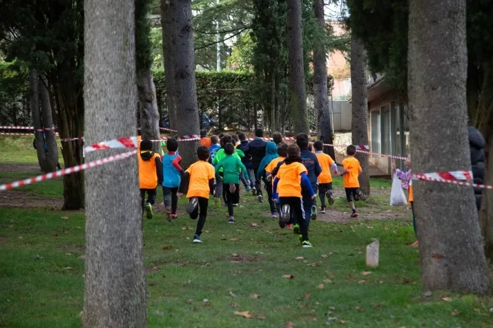 Im&aacute;genes: cientos de escolares en el cross Alameda de Cervantes