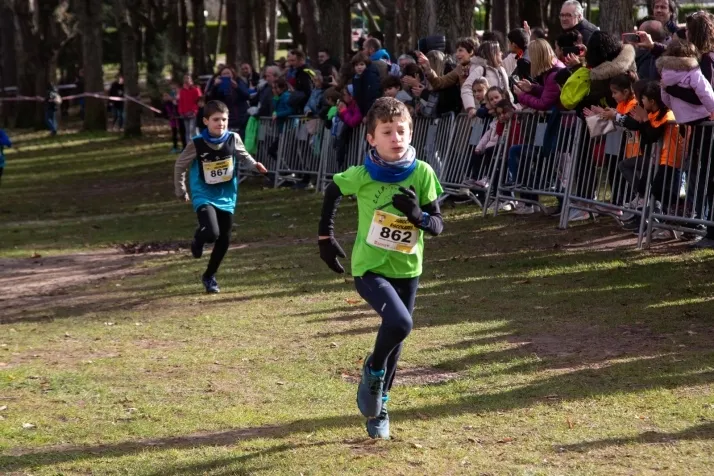 Im&aacute;genes: cientos de escolares en el cross Alameda de Cervantes