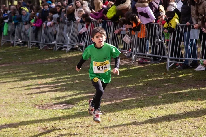 Im&aacute;genes: cientos de escolares en el cross Alameda de Cervantes